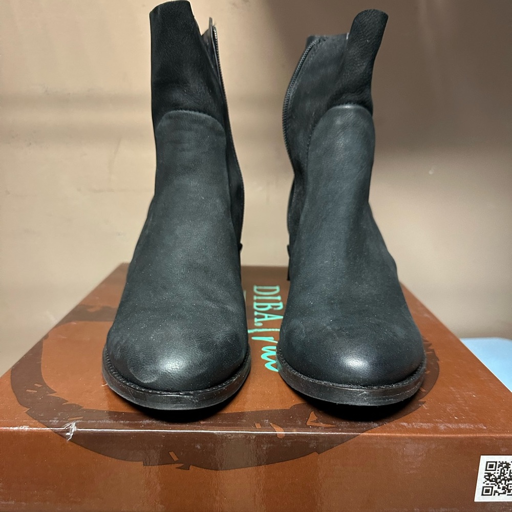 Diba ankle black booties